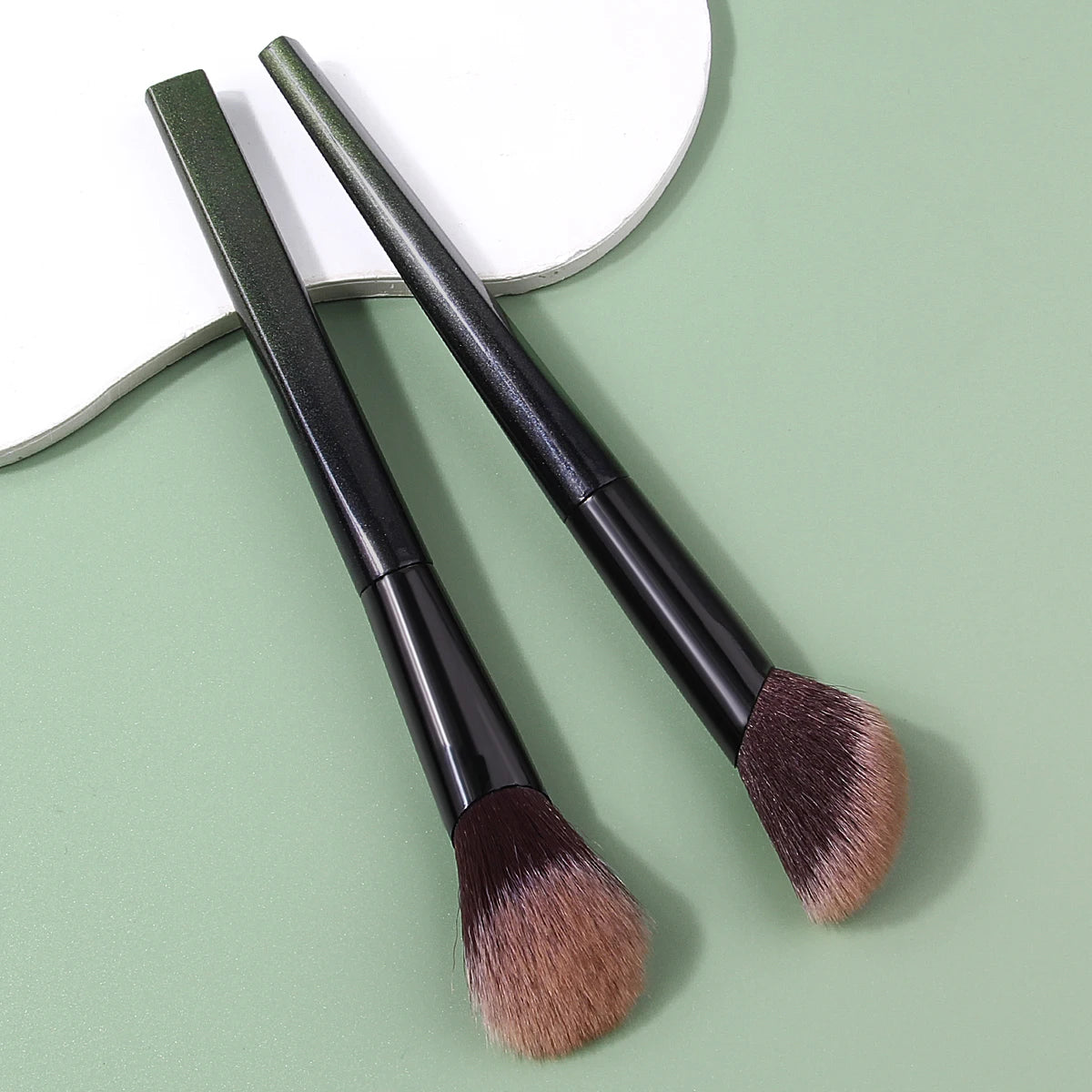 1/2PCS  soft bevel blush brush, highlight brush, contour brush, and smudge brush - a multi-purpose makeup brush tool